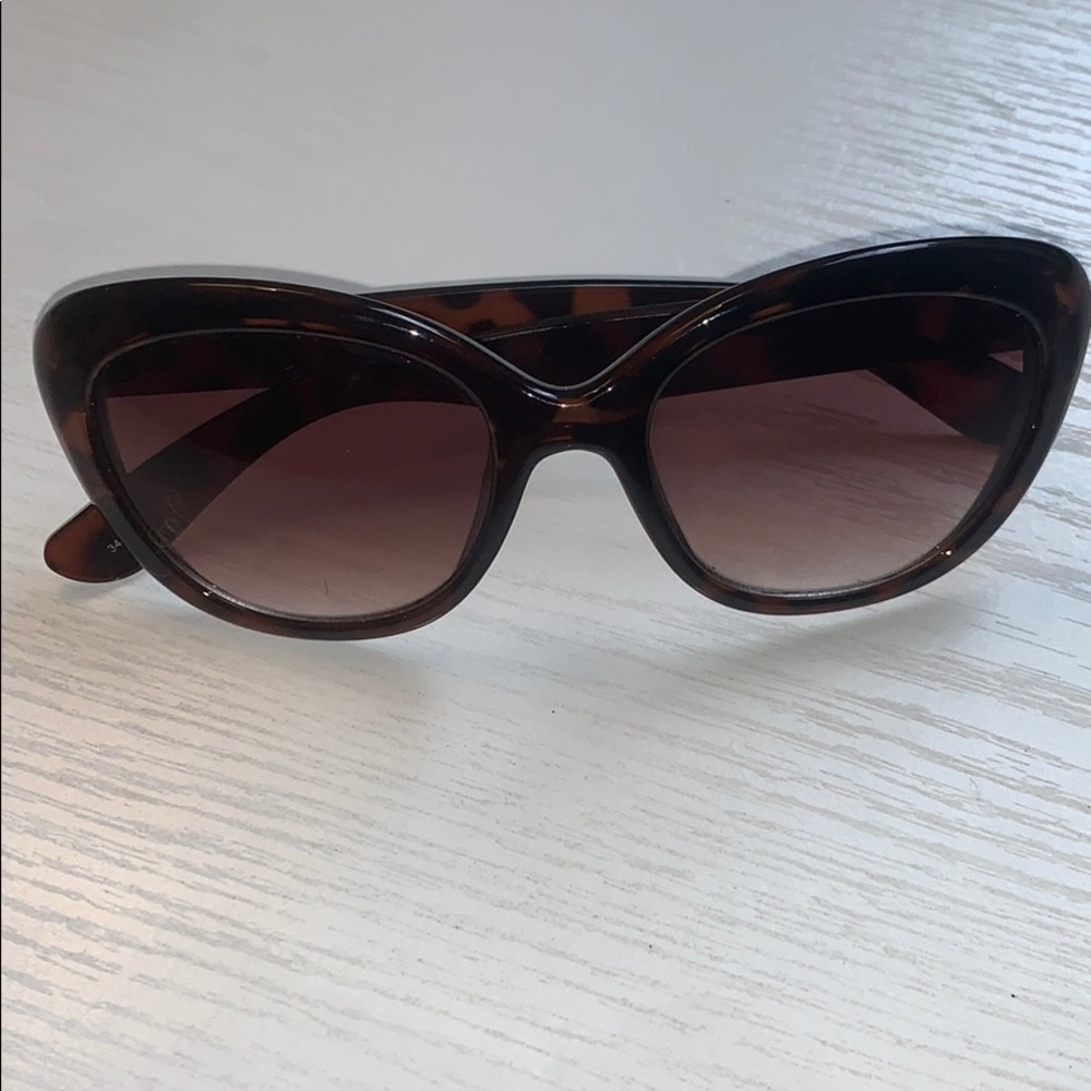 Tortoise shell cat eye sunglasses